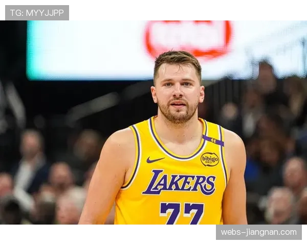 东契奇防守数据优于进攻表现 对位布朗限制效果显著 东契奇防守数据优于进攻表现 对位布朗限制效果显著